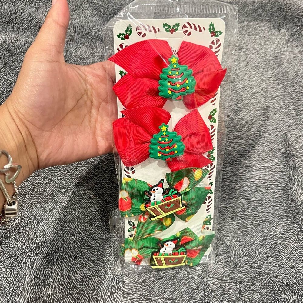 Brand new❗️ Christmas-themed hair bow clips (4pcs)